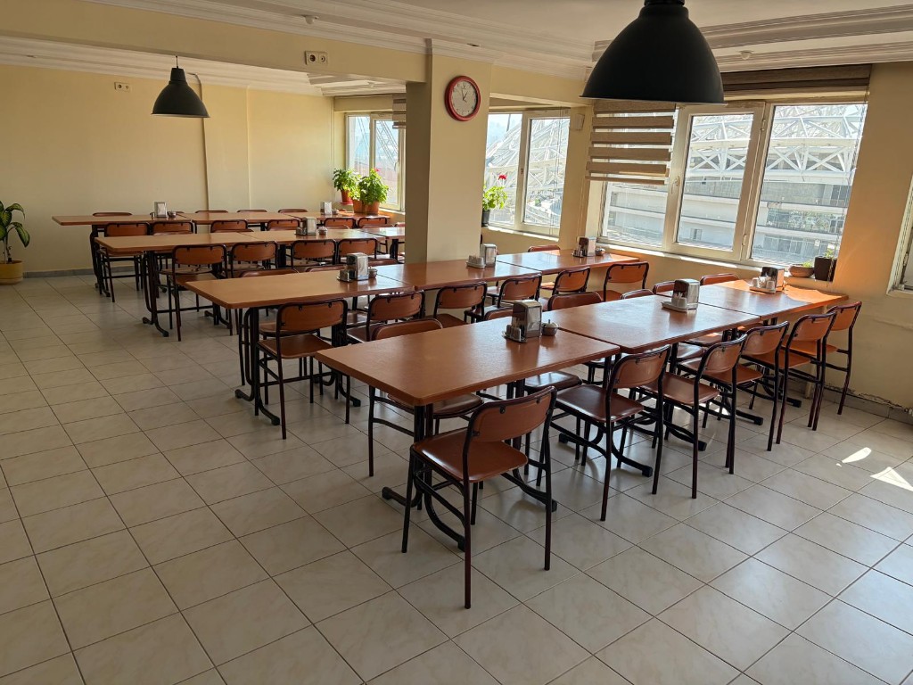 Pencere manzaralı yemekhane