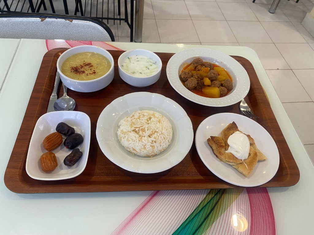Günlük öğün tabağı — çorba, pilav, ana yemek